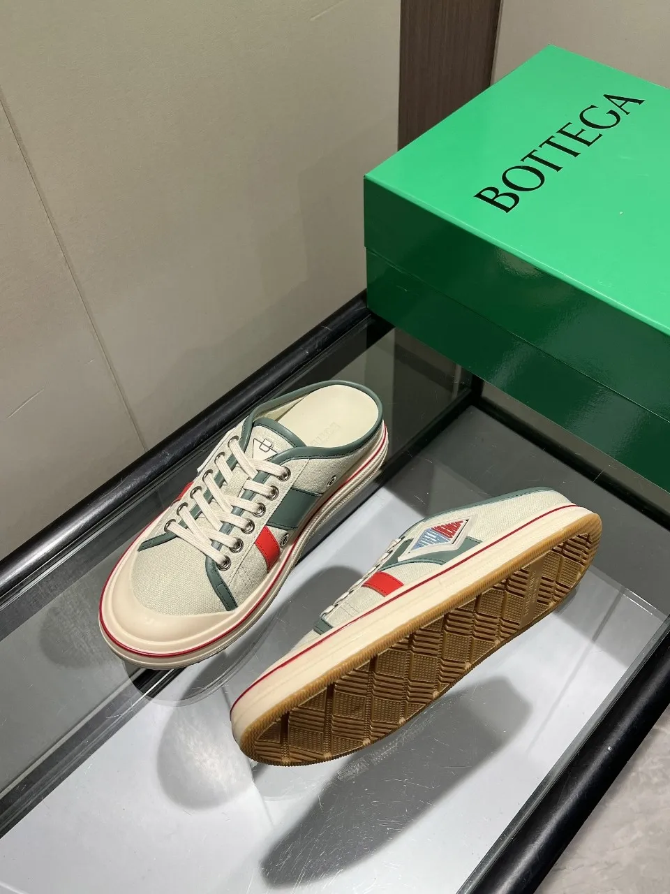 p500🐮🐮Bottega Veneta Bottega Veneta BV’s latest Eliot series retro basketball shoes casual sports canvas shoes will become a god when it is launched! [Celebration] [Celebration] A 1:1 copy of the original version, [Fireworks] original material, [Fireworks] original color system, inspired by retro basketball sneakers, the color combination highlights youthful vitality and perfectly interprets the theme of youth and childlike innocence. The details are also very particular. The summer canvas brings excellent durability and comfort. Designs such as calfskin trim, rubber toe caps and hand-painted retro red lines are full of retro feel. The round toe and convex sole add a modern feel and are suitable for various styles. Easily create a fashionable atmosphere. The upper foot is the focus...can be worn as a couple's shoes...each shoe has more taste and attitude! Fabric: Original customized high-density canvas + cowhide Lining: Original customized breathable canvas Insole: movable latex cowhide insole. Sole: original molded non-slip and wear-resistant TPU material. Sole thickness: 3cm. Size: women's size 35#-40#, men's size 39#-45#.